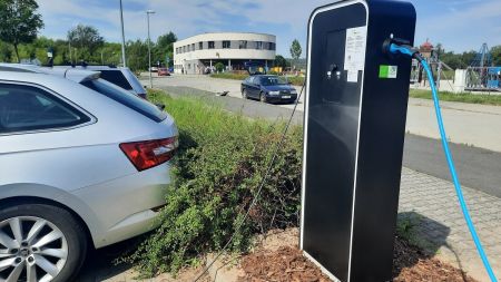 Trojka uvedla do provozu nové místo pro nabíjení elektromobilů