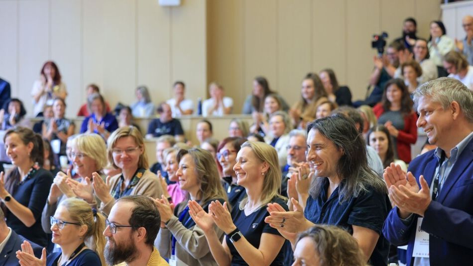 Rekordních 230 účastníků zavítalo na jubilejní 10. ročník konference Učitel IN. Ten ovládla AI