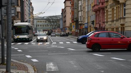 Plzeň zavedla semafor, jenž detekuje vůz MHD a pouští ho první